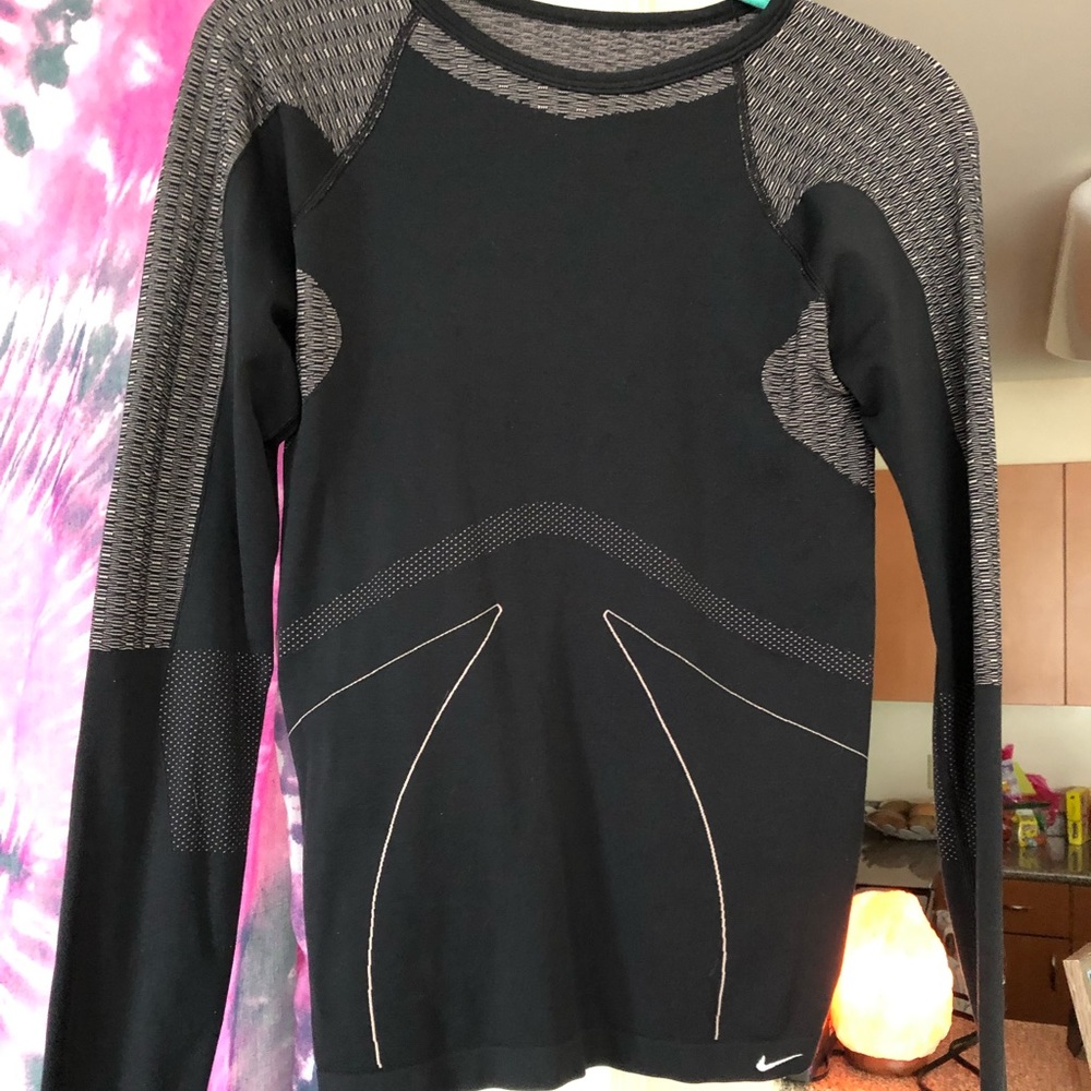 SZ M Nike DriFit long sleeve